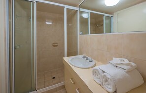 One Bedroom Apartment Lock Off | Bathroom - Jubilee Views Holiday Apartments (Broadbeach)