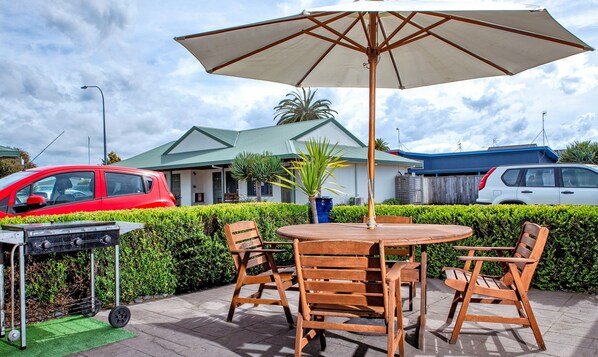 BBQ/picnic area - Barringtons Motor Lodge (Whakatane)