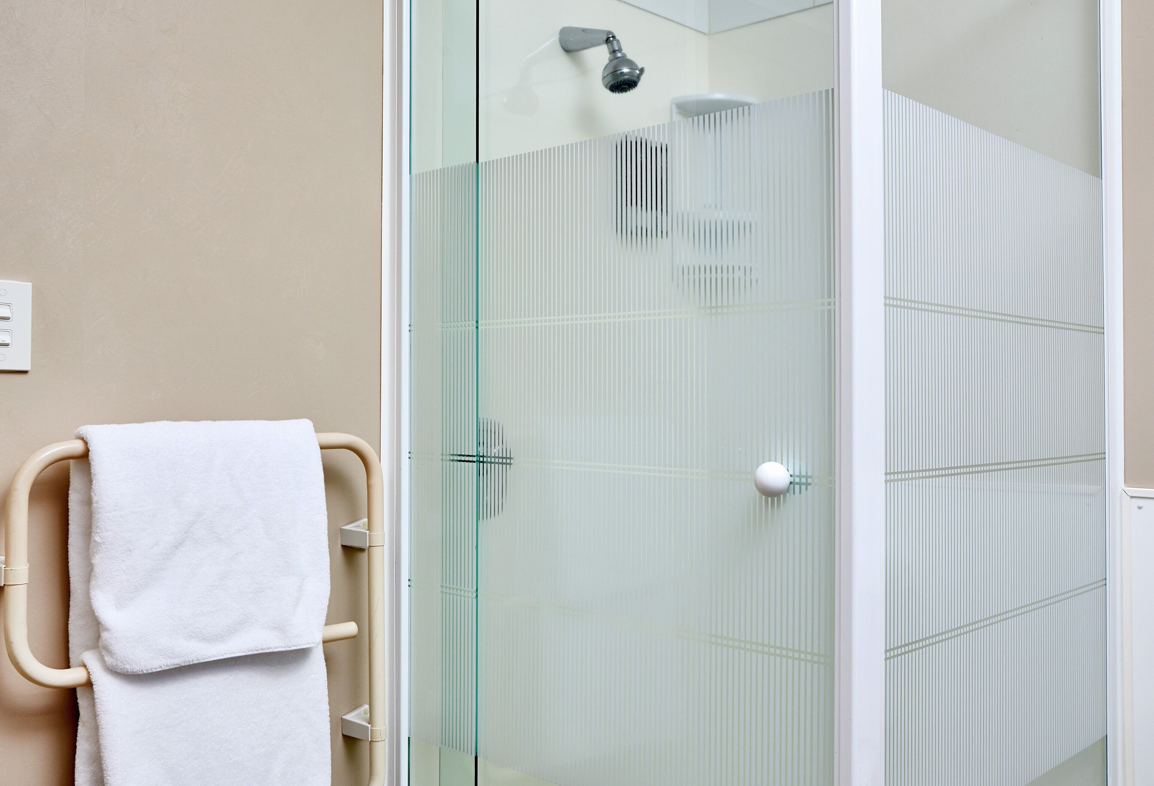 Estudio | Regadera en el baño