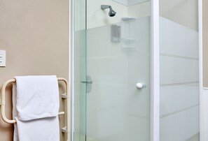 Deluxe King Studio | Bathroom shower - Barringtons Motor Lodge (Whakatane)