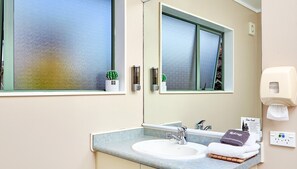 Studio, Non Smoking, Kitchenette (Corporate Studio) | Bathroom | Free toiletries, hair dryer, towels - Barringtons Motor Lodge (Whakatane)