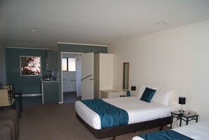 Deluxe Double / Twin Studio | Iron/ironing board, free WiFi, bed sheets - Barringtons Motor Lodge (Whakatane)