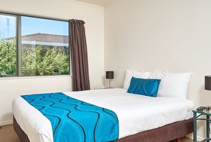 Tabla de planchar con plancha, wifi gratis y ropa de cama 