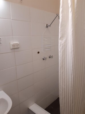 Chuveiro, produtos de toalete grátis, secador de cabelo 