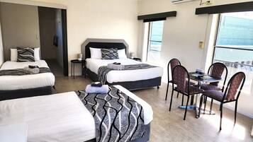 Familieværelse - ikke-ryger - køkken (Queen Room / Family Room) | Arbejdsområde til bærbare computere, strygejern/strygebræt, gratis Wi-Fi