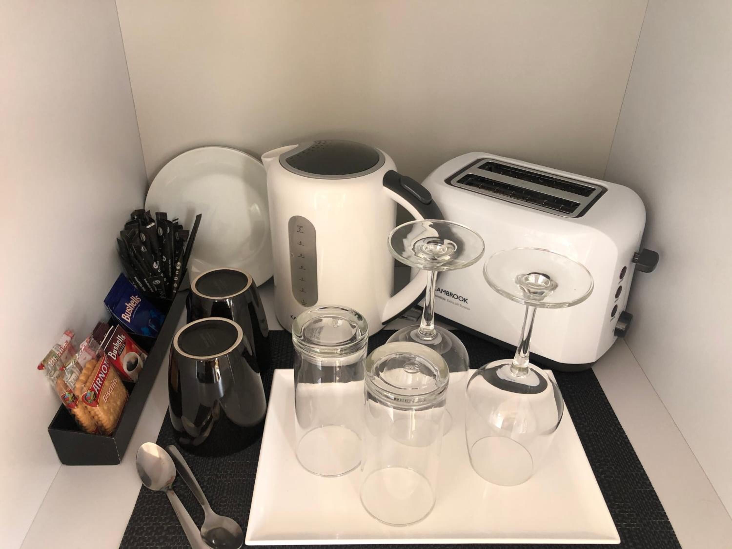 Kühlschrank, Mikrowelle, Wasserkocher mit Kaffee-/Teezubehör