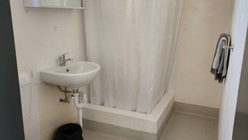 Familieværelse - ikke-ryger - køkken (Queen Room / Family Room) | Badeværelse | Bruser, gratis toiletartikler, hårtørrer, håndklæder