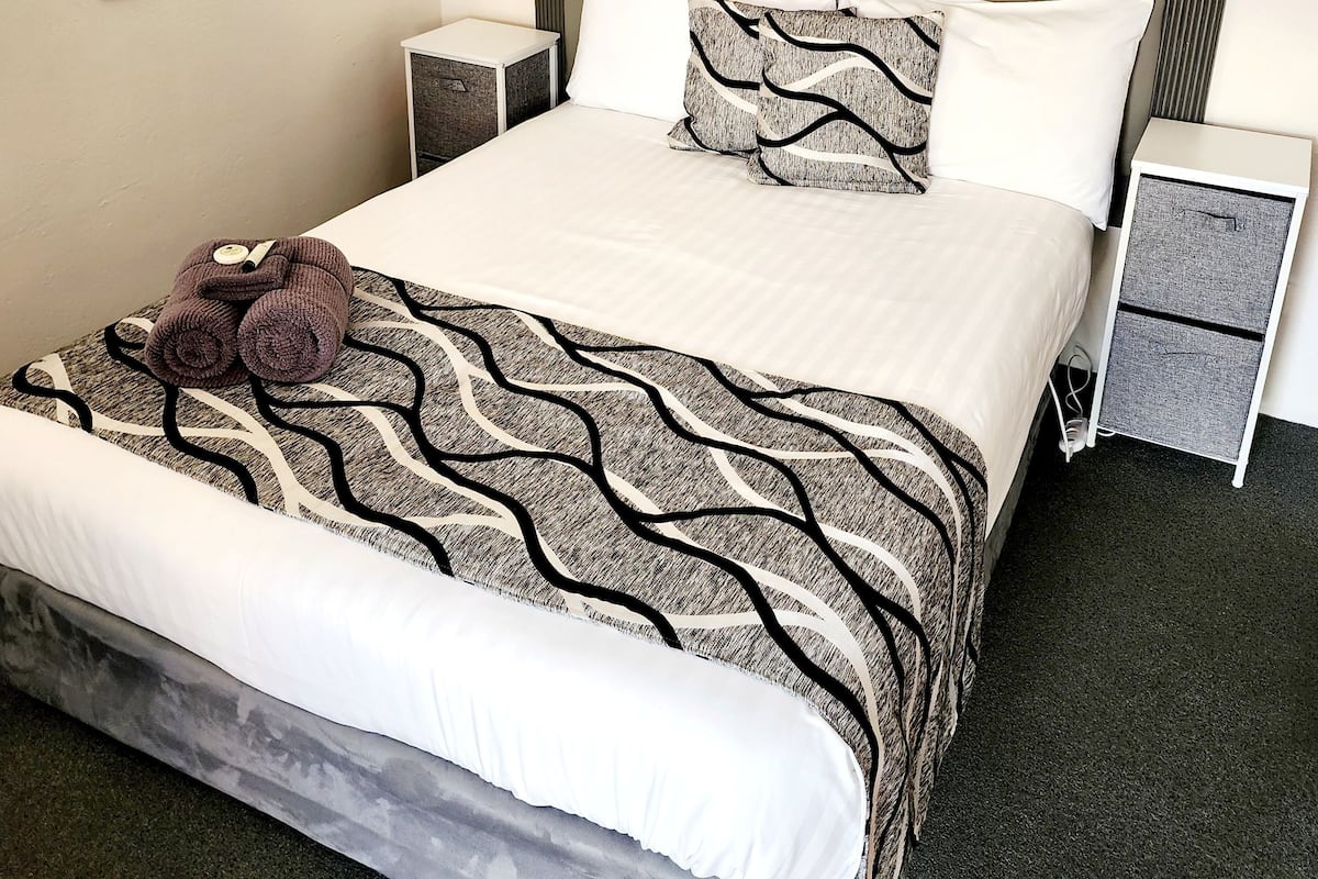 Standard Room, Non Smoking (Petite Standard Double) | Laptop workspace, iron/ironing board, free WiFi, bed sheets