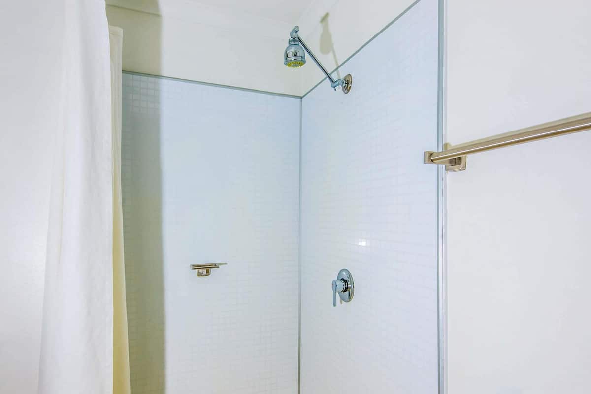 Premium bedding, laptop workspace, blackout curtains, cots/infant beds