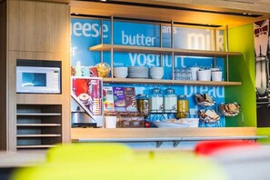 Een koelkast, een koffiezetapparaat/waterkoker, een waterkoker