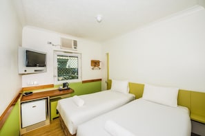 Ropa de cama de alta calidad y espacio para trabajar con laptop 