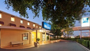 A hotel entrance with a blue sign reading "ibis budget."