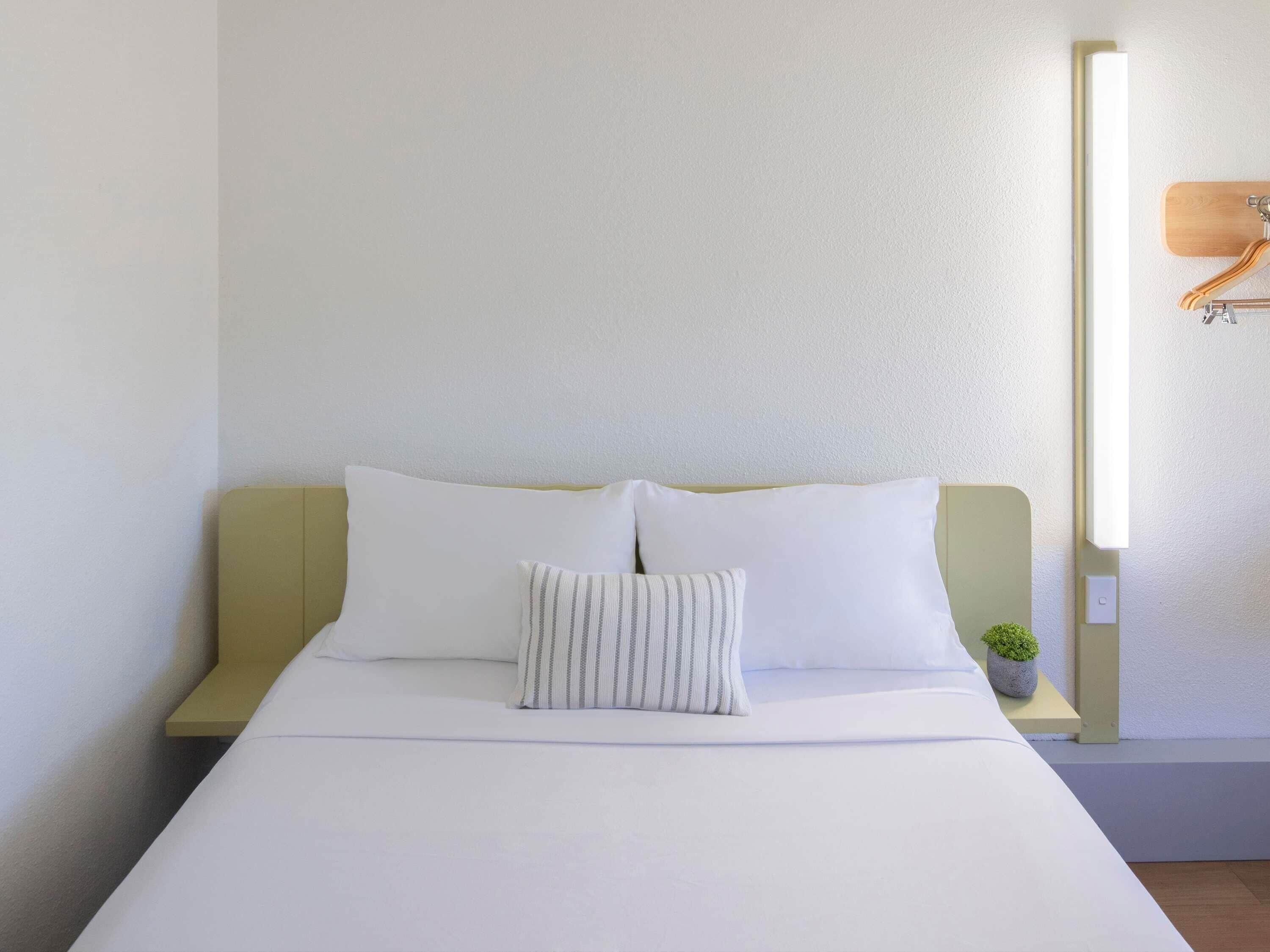 Habitación estándar, 1 cama King size | Ropa de cama de alta calidad y espacio para trabajar con laptop 