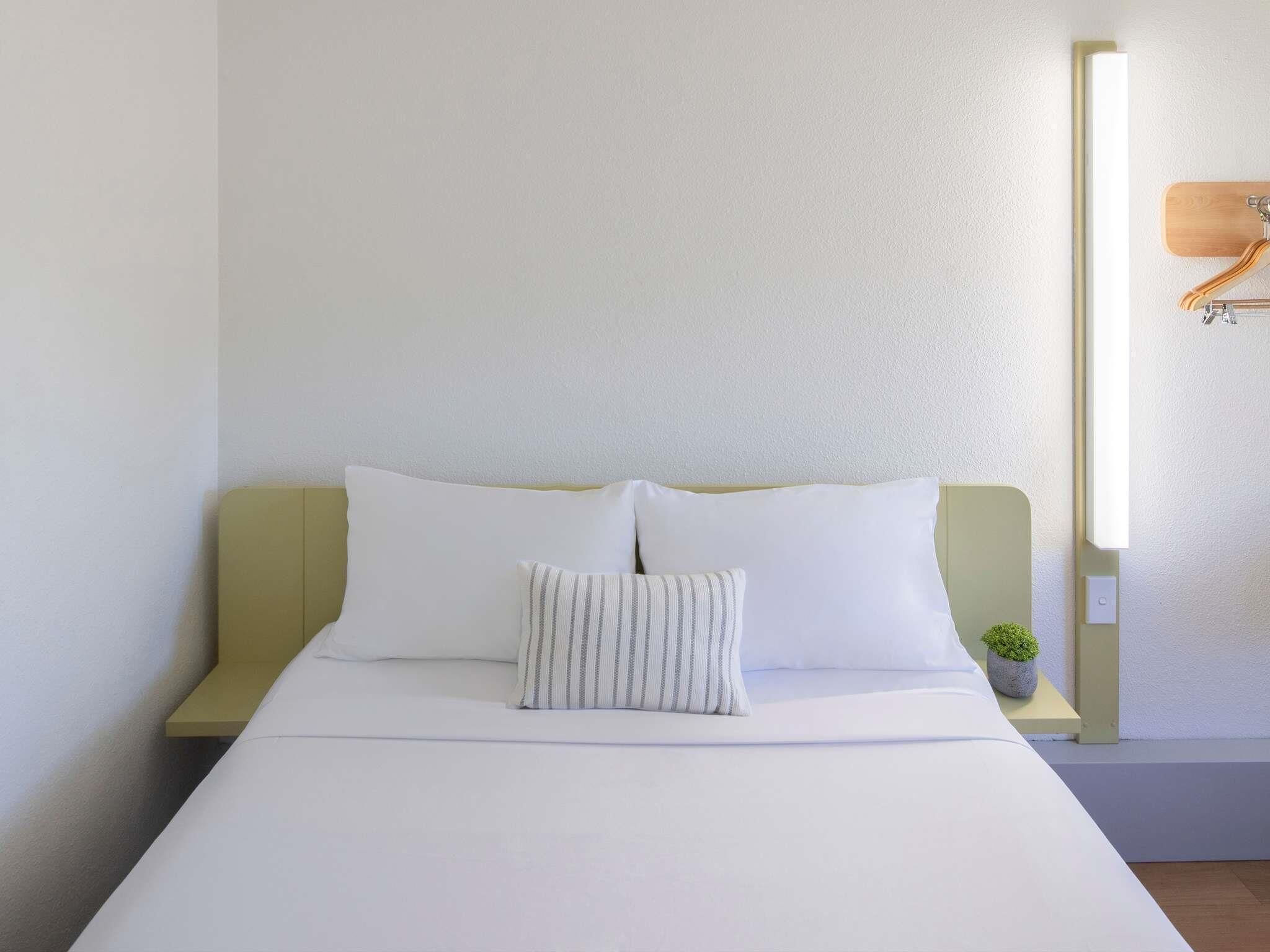 Habitació estàndard, 1 llit de matrimoni gran | Roba de llit d'alta qualitat i espai de treball apte per a portàtils 