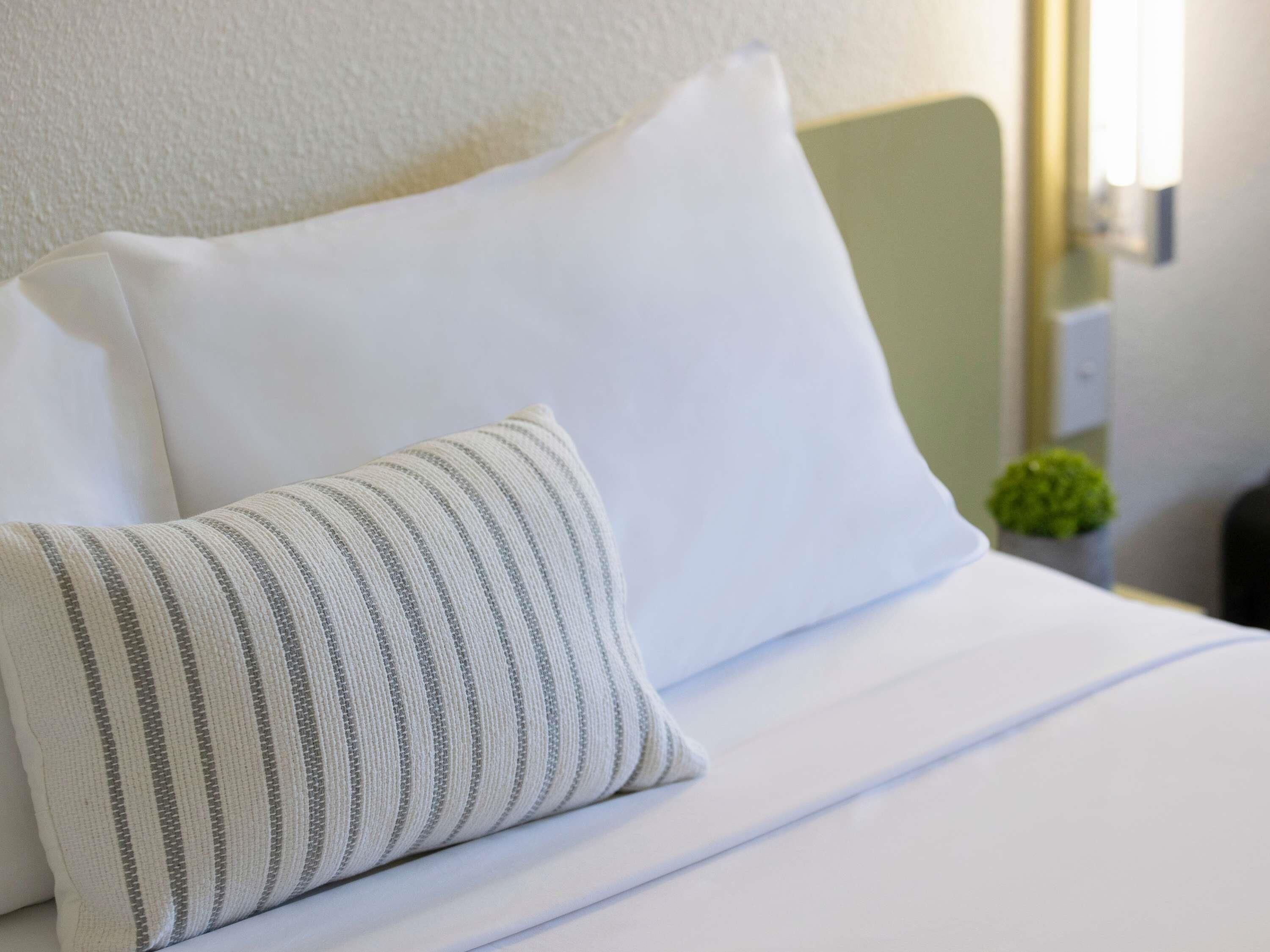 Habitación estándar, 1 cama King size | Ropa de cama de alta calidad y espacio para trabajar con laptop 