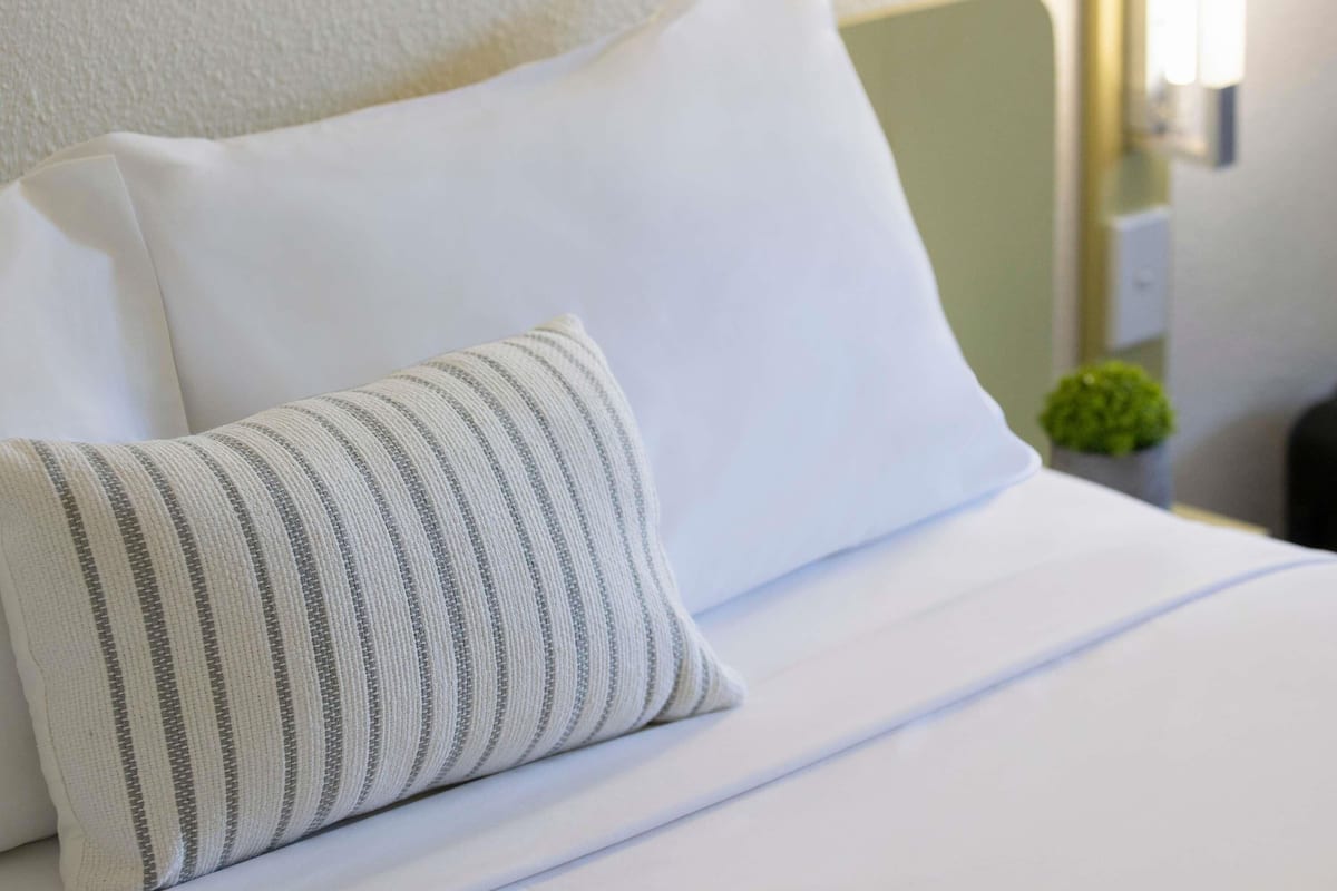 Habitación estándar, 1 cama King size | Ropa de cama de alta calidad y espacio para trabajar con laptop