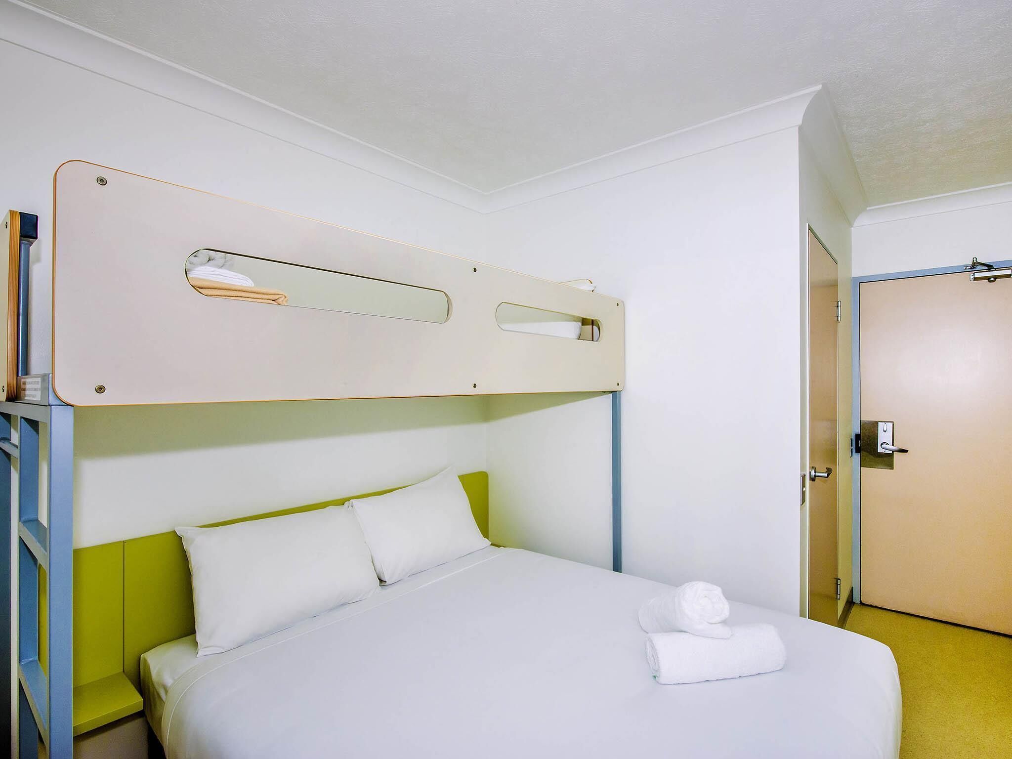Habitación estándar, varias camas | Ropa de cama de alta calidad y espacio para trabajar con laptop 