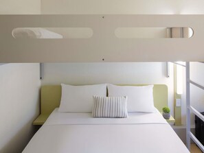 Ropa de cama de alta calidad y espacio para trabajar con un portátil
