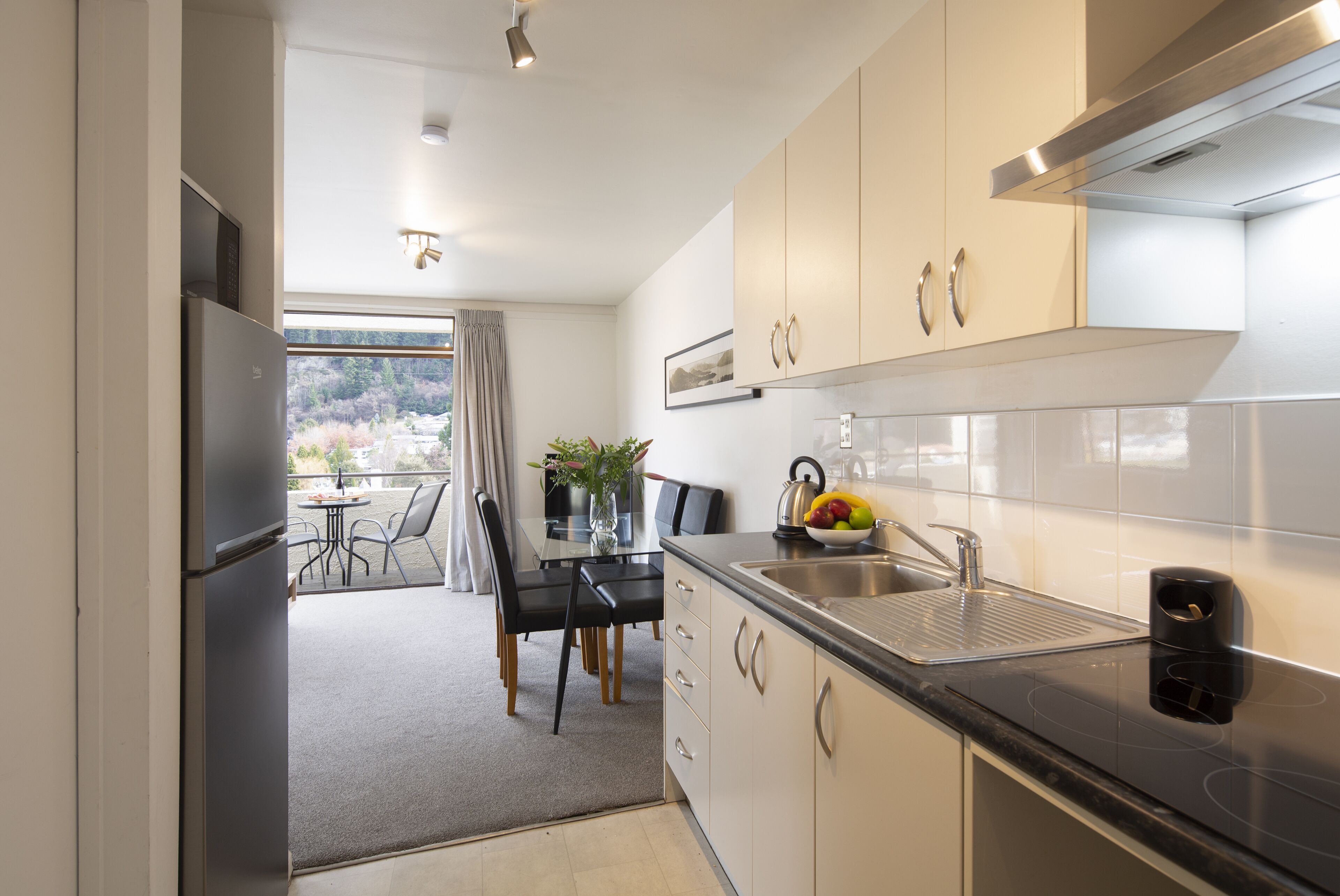 Apartamento premium, 1 quarto, sacada (Private) | Cozinha privada | Geladeira, micro-ondas, cooktop, chaleira elétrica