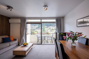 One Bedroom Apartment with Private Balcony | In-room dining