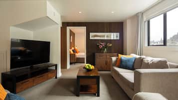 Premium-Apartment, 2 Schlafzimmer, Bergblick (Large) | 1 Schlafzimmer, Daunenbettdecken, Bügeleisen/Bügelbrett, Reisekinderbett