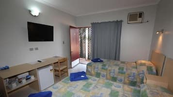 Kamar Double | Setrika/meja setrika dan seprai linen