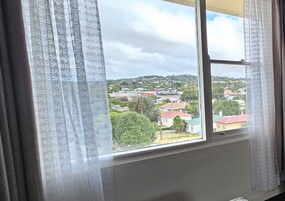 Escritorio, sistema de insonorización, wifi gratis y ropa de cama