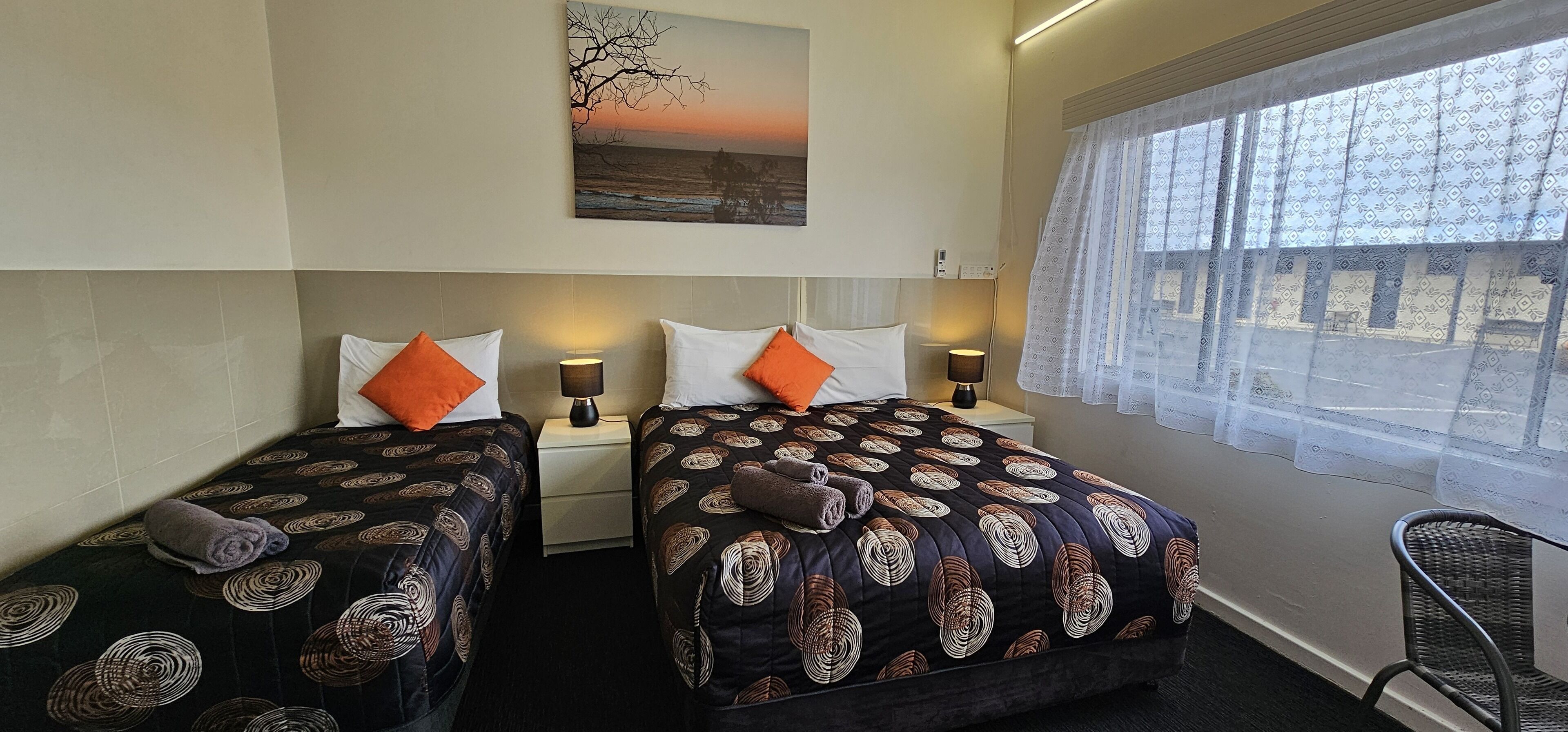 Basic Triple Room | Desk, soundproofing, free WiFi, bed sheets