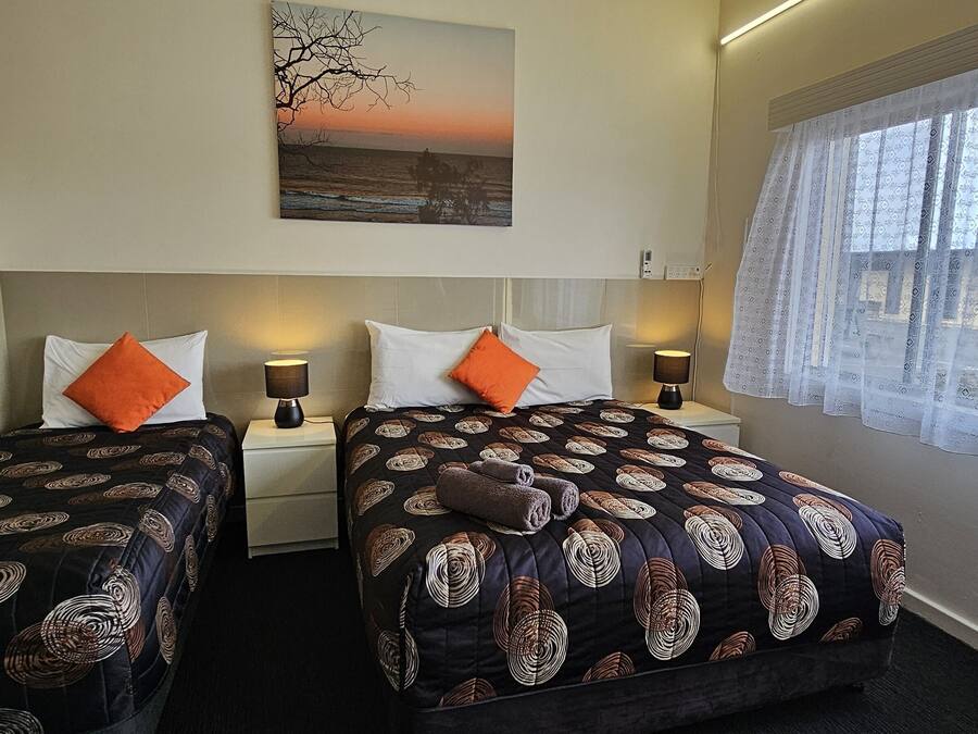 Kolmen hengen perushuone | Työpöytä, äänieristys, ilmainen Wi-Fi, vuodevaatteet