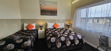 Basic Triple Room | Desk, soundproofing, free WiFi, bed sheets