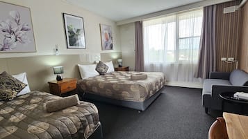 Desk, soundproofing, free WiFi, bed sheets