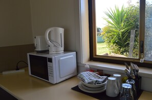Chambre de base double | Cuisinette privée | Réfrigérateur, four à micro-ondes