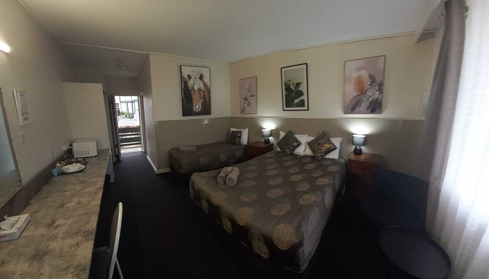 Desk, soundproofing, free WiFi, bed sheets