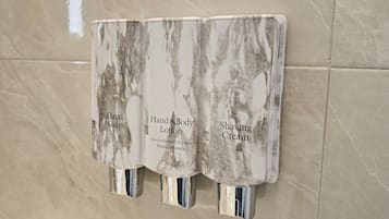 Dispensador de jabón de manos con etiquetas para jabón de manos, loción corporal y crema de afeitar.