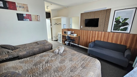 Standard-Dreibettzimmer | Schreibtisch, schallisolierte Zimmer, kostenloses WLAN, Bettwäsche. Blue Lake Motel
