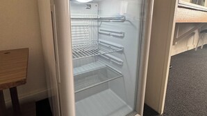 Un refrigerador con puerta de vidrio, un panel de control y un compartimento congelador.