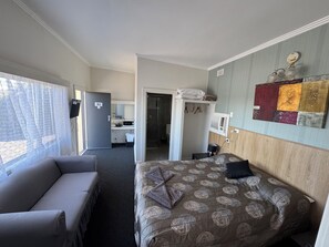 Family Double Room (Interconnected Family Room) | Meja, kalis bunyi, Wi-fi percuma, cadar katil 