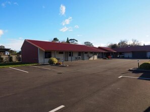 Parking - Asure OAK Estate Motor Lodge (Greytown)
