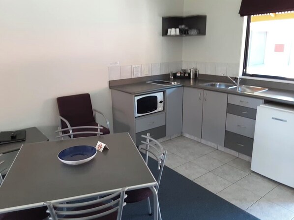 Private kitchen - Asure OAK Estate Motor Lodge (Greytown)