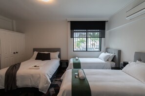 Escritorio, tabla de planchar con plancha y ropa de cama 