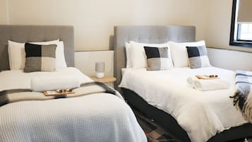 Escritorio, tabla de planchar con plancha y ropa de cama
