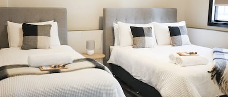 Apartamento com design assinado, várias camas | Escrivaninha, ferros/tábuas de passar roupa, roupa de cama