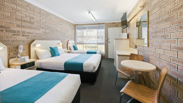 Family Suite, 1 Bedroom, Non Smoking | Premium bedding, blackout drapes, iron/ironing board, cribs (surcharge) - Garden City Motor Inn (South Toowoomba)