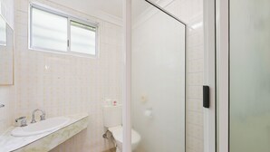 Family Suite, 2 Bedrooms, Non Smoking (Two Family Suite) | Bathroom | Shower, towels - Garden City Motor Inn (South Toowoomba)