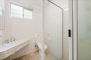 Perhesviitti, 2 makuuhuonetta, tupakointi kielletty (Two Family Suite) | Kylpyhuone | Suihku, pyyhkeet