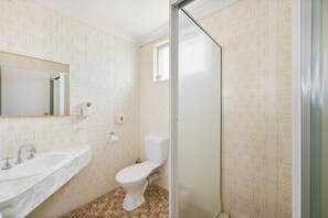 Familjesvit - 2 sovrum - icke-rökare (Two Bedroom Family Suite) | Badrum | Dusch och handdukar