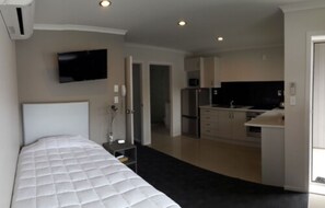 Standard Room, Kitchen (Spacious 1-Bedroom Unit) | Free WiFi, bed sheets - Auckland Phoenix Palm (Auckland)