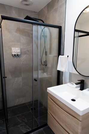 Deluxe Double Room Single Use, 1 Bedroom, Hill View | Bathroom | Shower, free toiletries, hair dryer, towels - Garden Motor Inn (Gundagai)