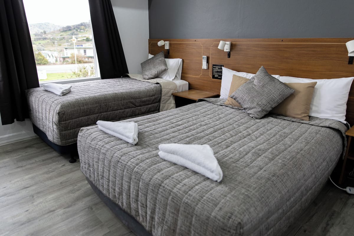 Deluxe tweepersoonskamer, voor 1 persoon, 1 slaapkamer, uitzicht op heuvels | 1 slaapkamer, een bureau, gratis wifi, beddengoed