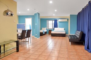 Desk, blackout curtains, rollaway beds, free WiFi - Adobe Motel (Cairns North)